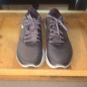 Sz 5.5 Under Armour Sneakers